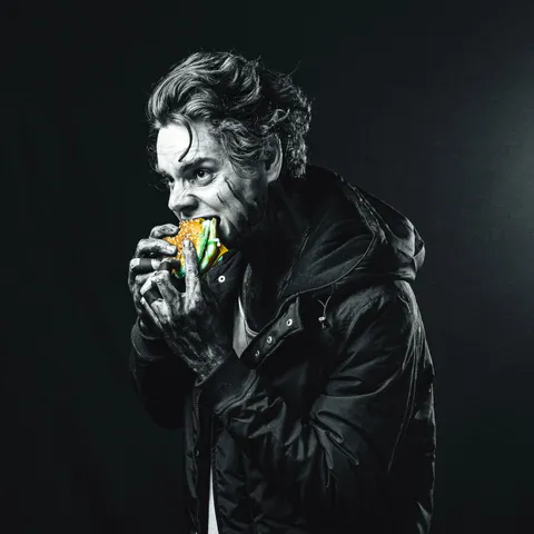 JD Viljoen, eating a burger